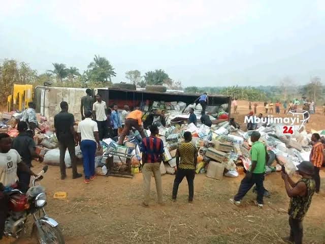 Kasaï Oriental : un camion Howo se renverse sur la RN2 à Katanda, trois morts dont deux enfants et plusieurs blessés