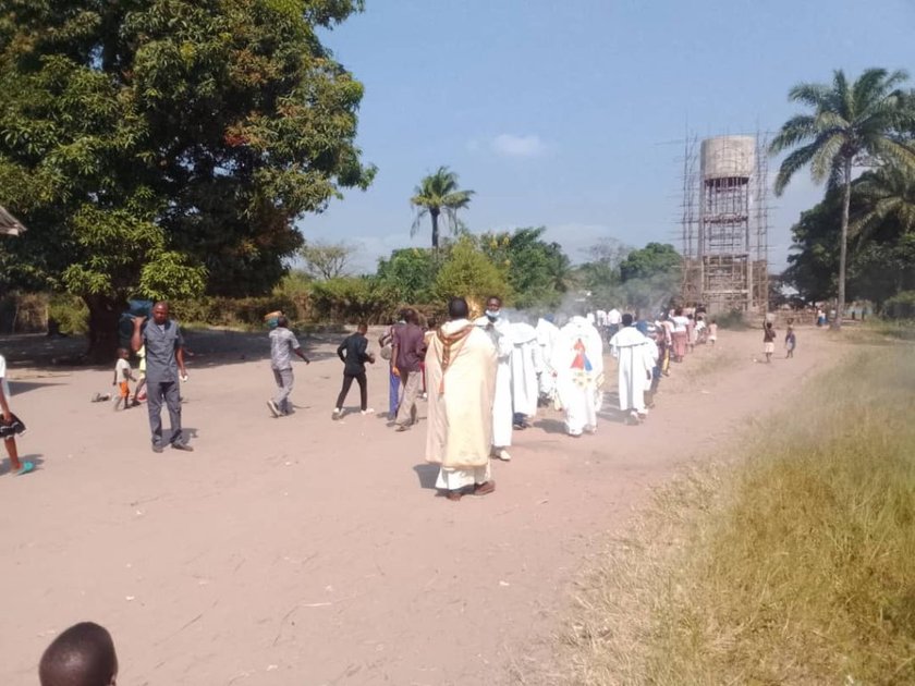 Kabinda : des milliers de fidèles catholiques célèbrent le saint-sacrement dans la joie et la ferveur