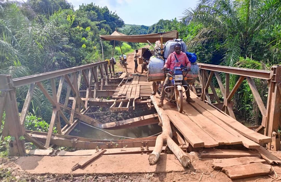 Maniema : les Wazalendo de Kabambare réhabilitent le pont Mwayatila sous la conduite de Selemani Kabala