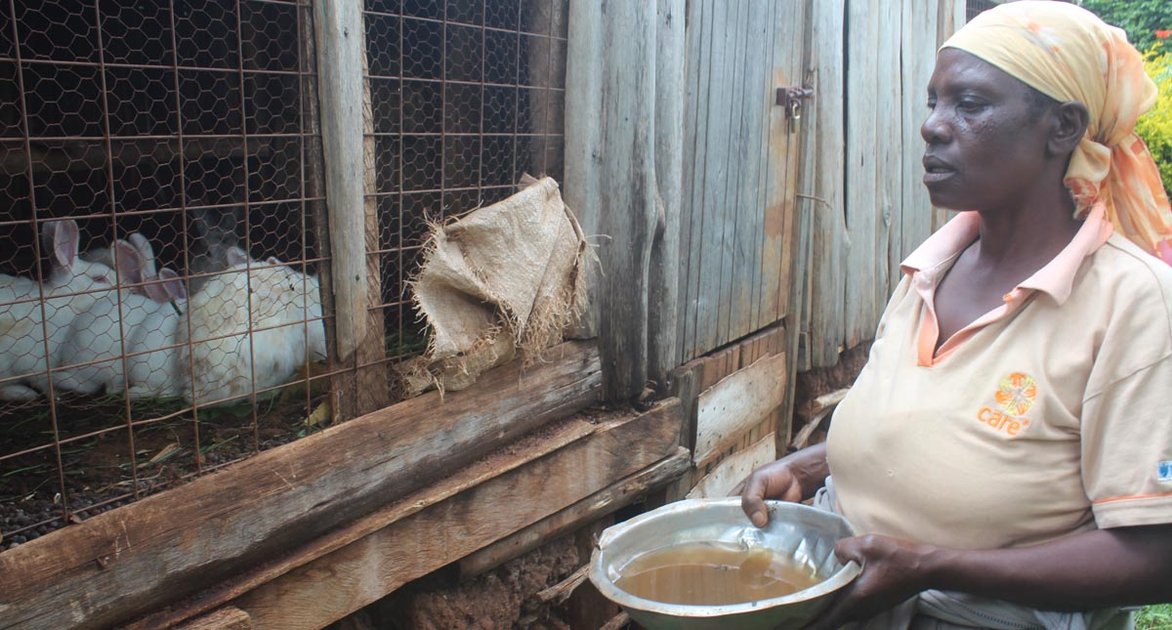 KYONDO : l’inspecteur agricole M. Nzilamba encourage l’utilisation des urines de lapin comme fertilisant naturel