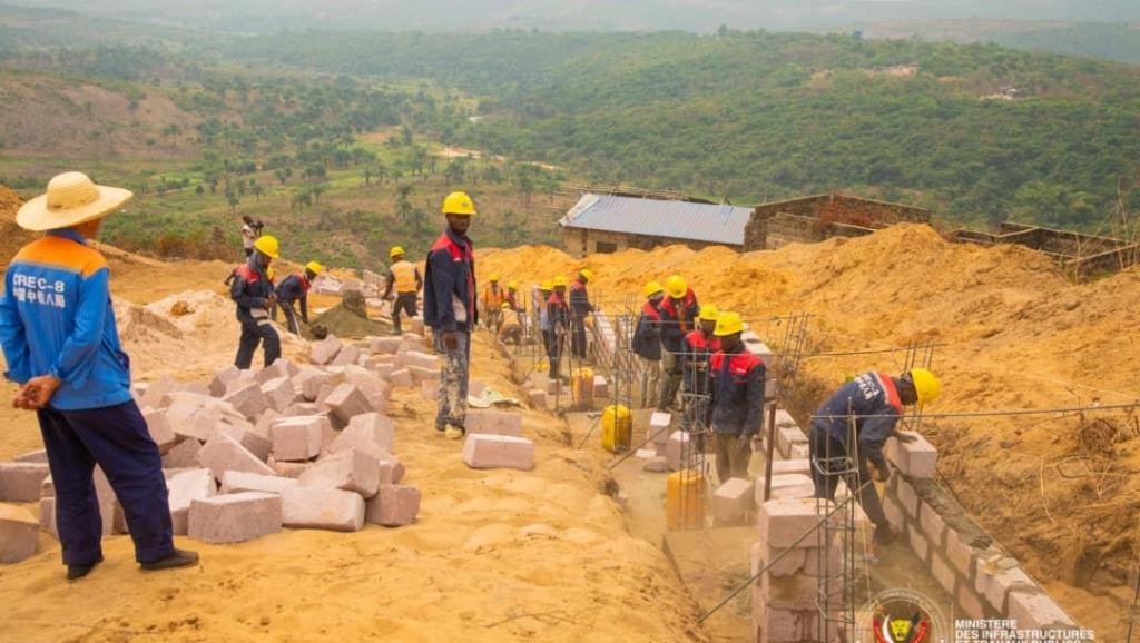 Lomami : les travaux de bitumage de la RN1 atteignent les portes de Mwene-Ditu, la CREC 6 se rapproche de la gare ferroviaire