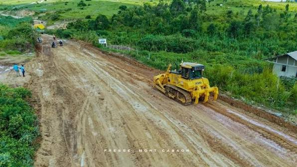 Ituri : les travaux de réhabilitation d'urgence de la route Bunia-Kasenyi démarrent après plusieurs jours de blocage par les transporteurs